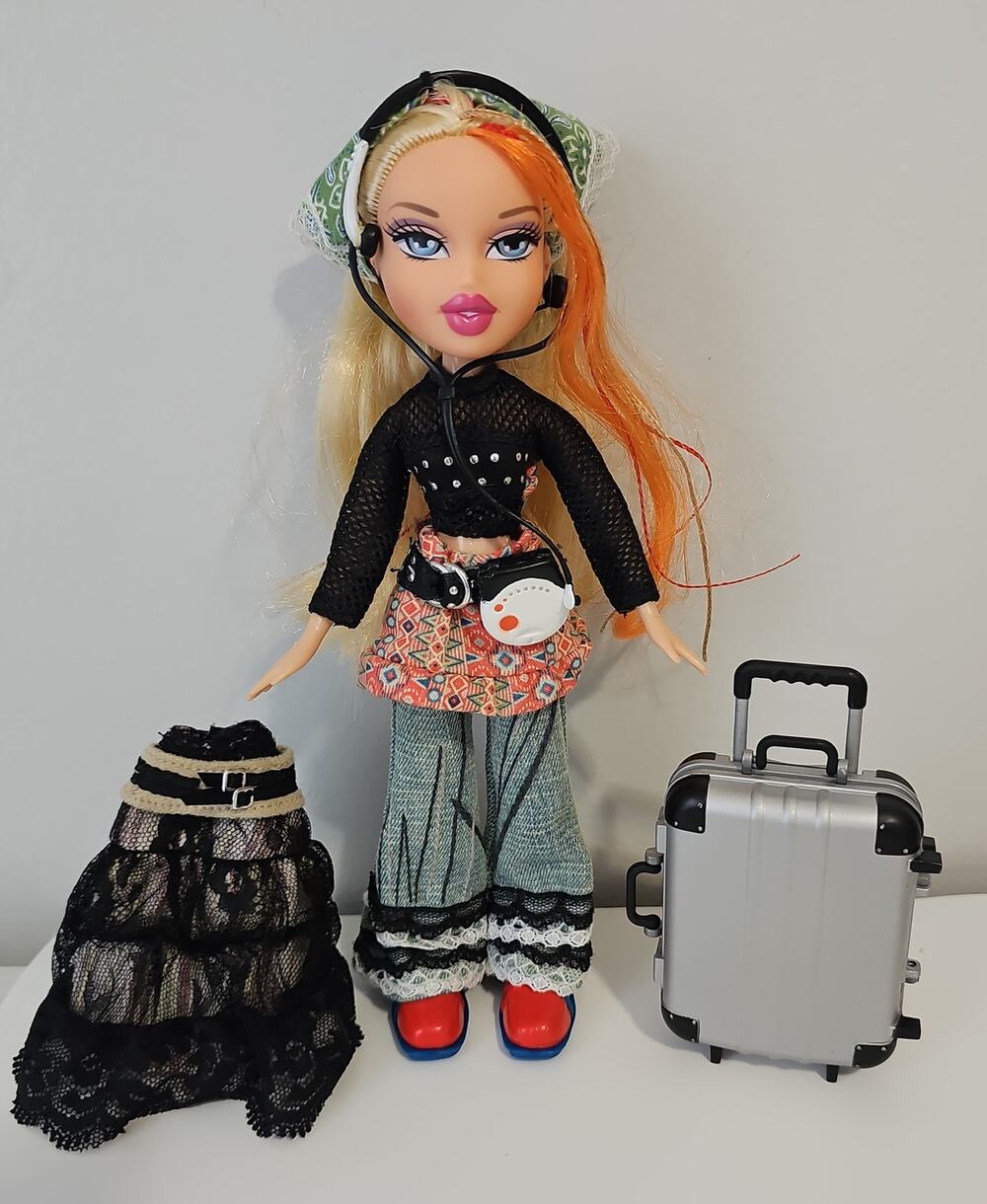 Bratz Doll Tokyo A Go Go Cloe 2004 Suitcase Skirt CD Player Rare Y2K